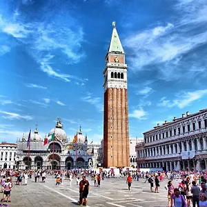 Raggio Di Sole Dietro Piazza San Marco Venice